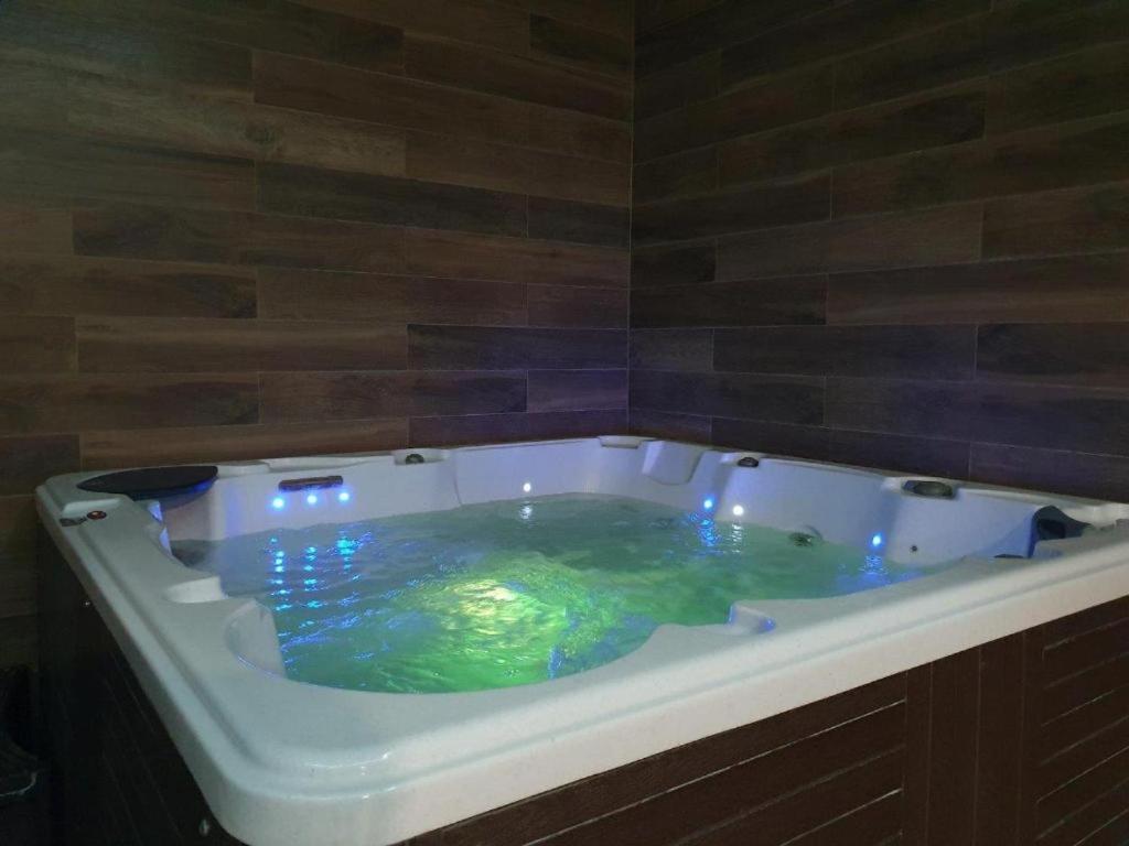 Dwie Sosny Apartamenty Przy Plazy - Sauna, Jacuzzi, Silownia, Bawialnia - 365Pam ウストロニエ・モルスキエ エクステリア 写真